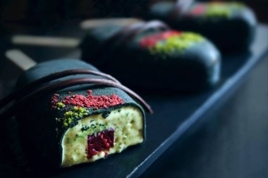 Koyu çikolata sır ve süslemeleri ile ahududu ile Dilimlenmiş fıstık dondurma