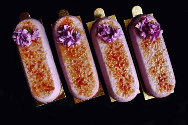 Taze leylak çiçekleri ile Mor bahar Creme Brulee tatlı