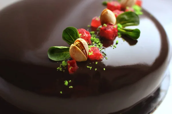 Tarta de chocolate de fresa y pistacho con esmalte de espejo, jalea de fresa y pistachos crudos — Foto de Stock