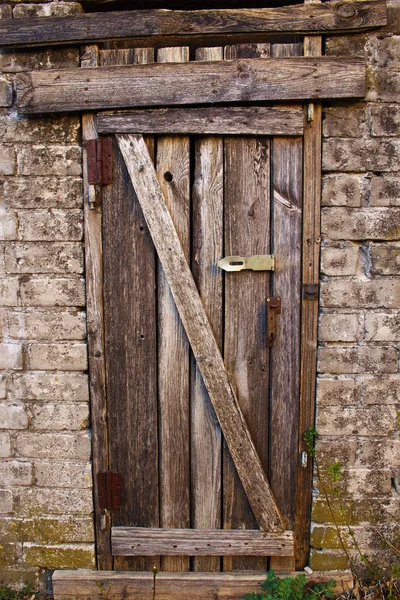 Ontgrendeld leeftijd Halloween griezelig oude houten deur — Stockfoto
