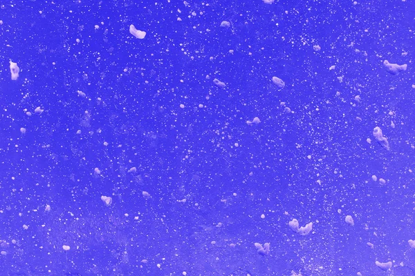 Blå tegelvägg bakgrund vatten med vita bubblor — Stockfoto