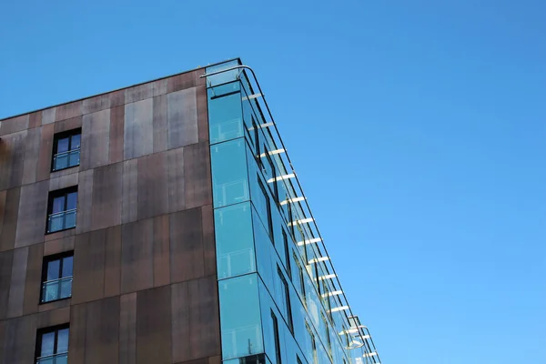 Modern arkitektur byggnad hörn på blå himmel bakgrund — Stockfoto