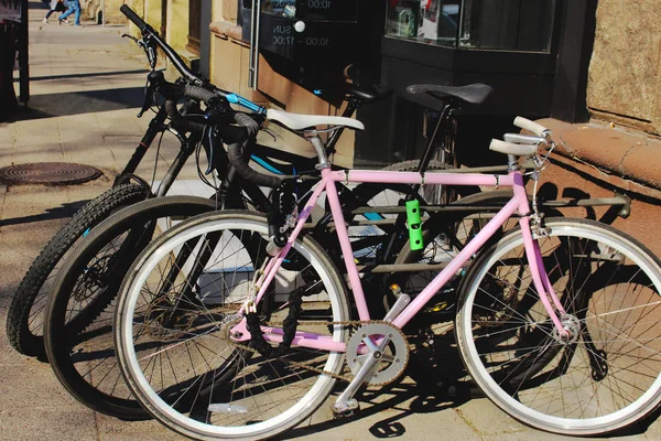 2台の黒とピンクの自転車が街路に駐車 — ストック写真