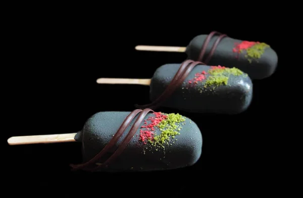Sötét színű fagylalt Gelato popsicles fekete háttércsokoládéval — Stock Fotó