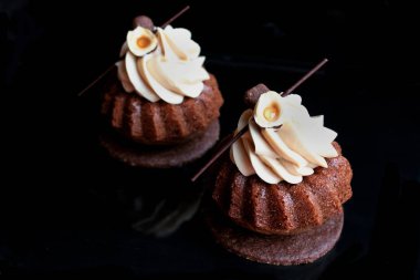 Çikolata lı kurabiye tabanında fındık lı ganache ve çikolata süslemeli modern çikolatalı cupcakes