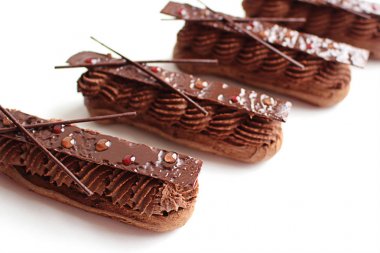 Parlak çikolata süslemeleri ile Çikolata ganache eclairs
