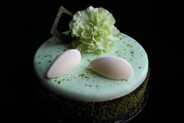 Απαλό πράσινο κέικ φιστικιού με σκούρο σοκολάτα, Μους Βανίλα και πράσινο Γαρύφαλλο — Φωτογραφία Αρχείου