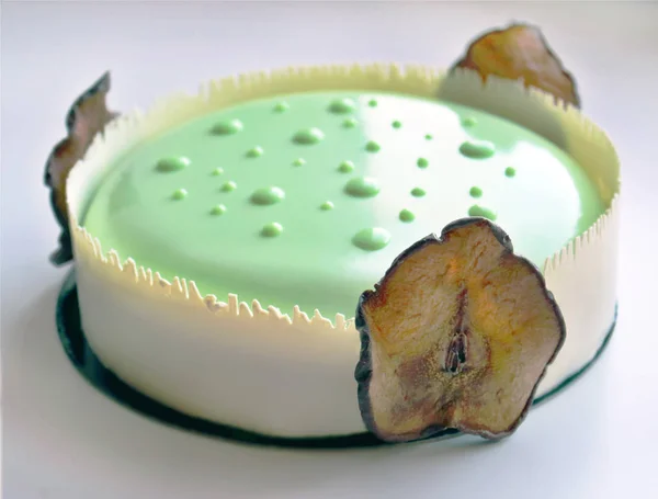 Αισθησιακό ελαφρύ πράσινο κέικ αχλάδι με λευκή σοκολάτα και αποξηραμένα αχλάδια — Φωτογραφία Αρχείου