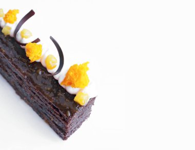 Kayısı parçaları ve beyaz turuncu mikrodalga sünger dekorasyon ile Geleneksel Sacher kek