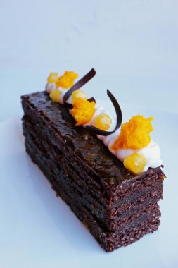 Kayısı parçaları ve turuncu mikrodalga sünger dekorasyon ile Geleneksel Sacher kek