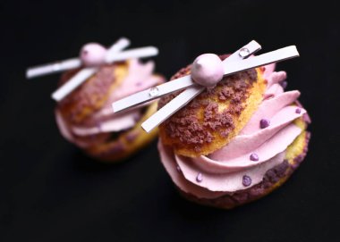 Çikolata ve beze süslemeleri ile Lavanta profiteroles