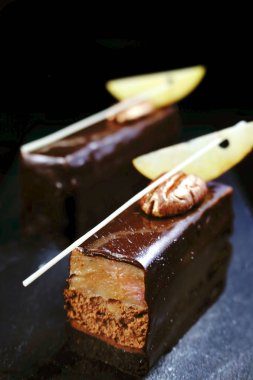 Şık çikolata pekan ve elma tatlı dilimlenmiş açılış mus içinde