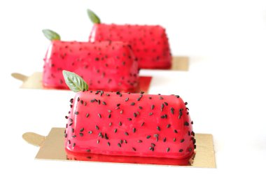 Siyah susam ve fesleğen yaprakları ile kırmızı karpuz sırlı tatlılar