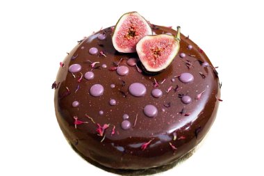 Ayna sır ve çiçek yaprakları ile incir çikolatalı kek