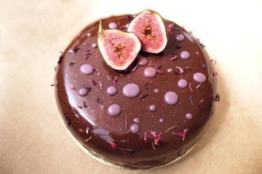 Ayna sır ve çiçek yaprakları ile incir çikolatalı kek