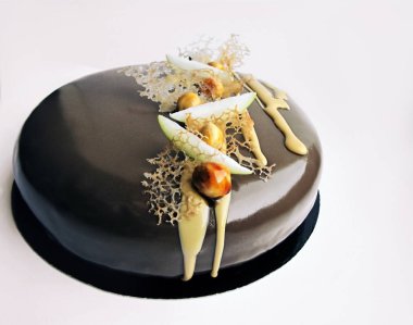 Beyaz arka planda elma ve karamel fındıklı çikolatalı kek