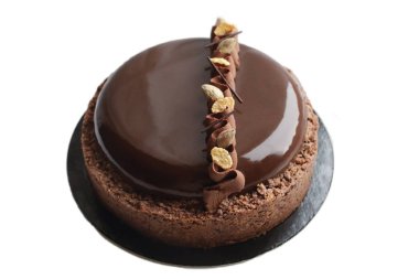 Ayna sır ve ufalanmış sınır ile Koyu çikolatalı kek