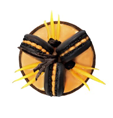 Beyaz arka plan üzerinde siyah fransız makarna ve hurma ile Turuncu çikolata tart