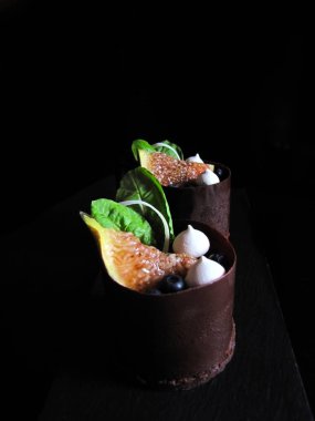 İncir ve pancar tatlılar pancar yaprakları, yaban mersini, bezeler ve çikolata sınır