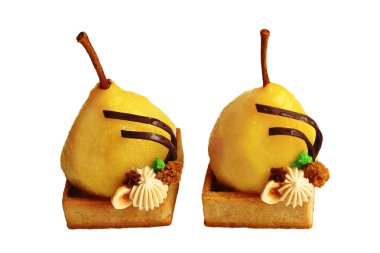 Fındık, yumuşak sünger ve pus ganache ile iki sarı haşlanmış armut tart