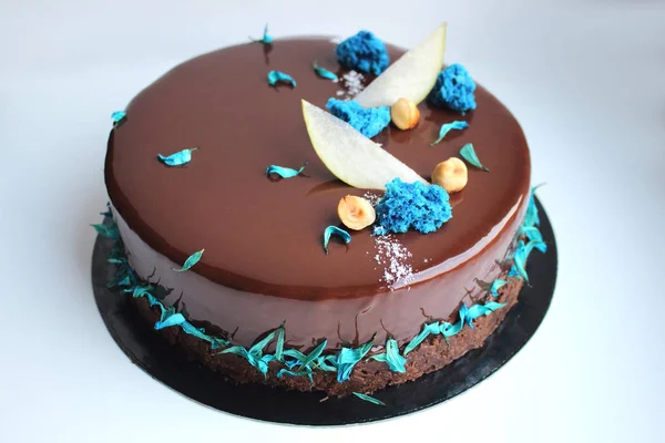 Κέικ σοκολάτας με χαζάρια και μπλε σφουγγάρι — Φωτογραφία Αρχείου