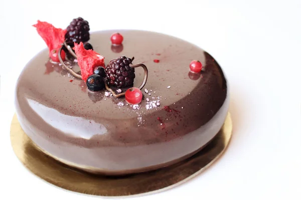 Gâteau au chocolat glacé avec des baies sur fond blanc — Photo