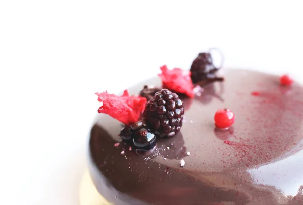 Pastel de chocolate con bayas sobre fondo blanco — Foto de Stock