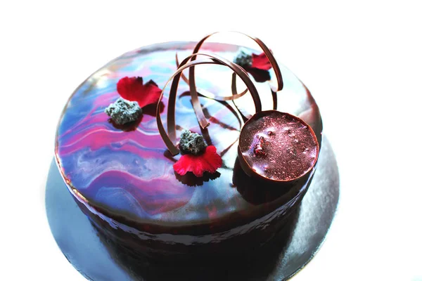 Moderna torta redonda de mármol oscuro con pétalos de flores y decoraciones de chocolate — Foto de Stock