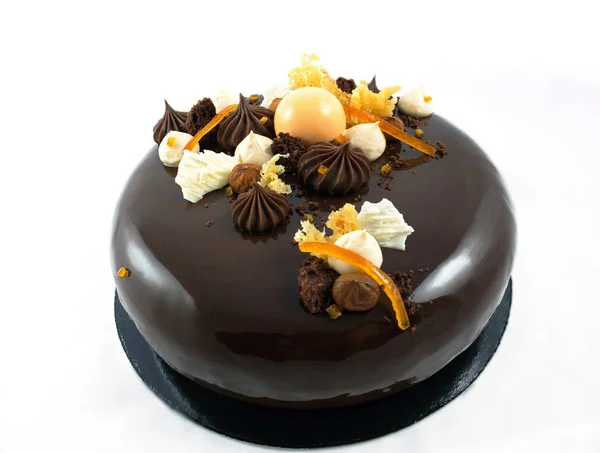 Gâteau au chocolat brillant aux oranges, ganache au chocolat et crème fouettée au chocolat blanc — Photo