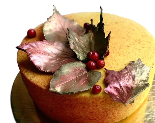Πολύχρωμο υφή πορτοκαλί κέικ με σοκολάτα σφενδάμου φύλλα και κράνμπερι — Φωτογραφία Αρχείου