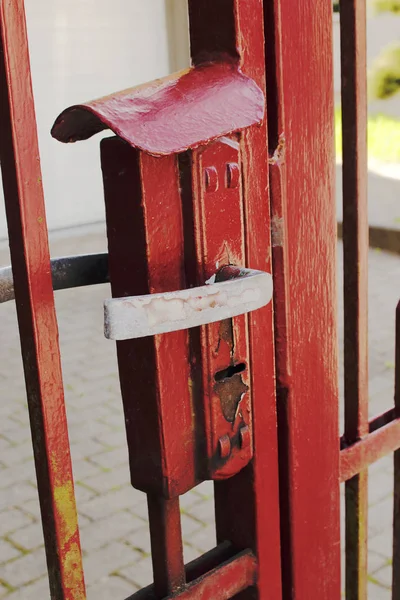 Κόκκινο χρώμα πόρτα πύλη κλειστή με ατσάλινη λαβή πόρτας — Φωτογραφία Αρχείου