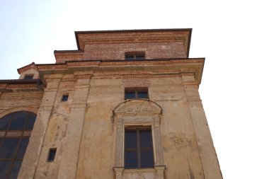 Beyaz gökyüzü arka plan üzerinde yaşlı Avrupa saray binası üst