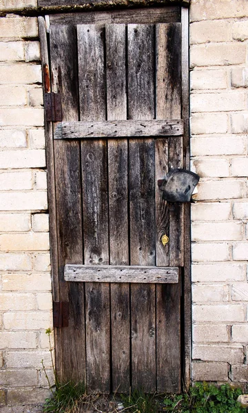 Antiguo Halloween espeluznante puerta de madera con una cerradura oculta —  Fotos de Stock