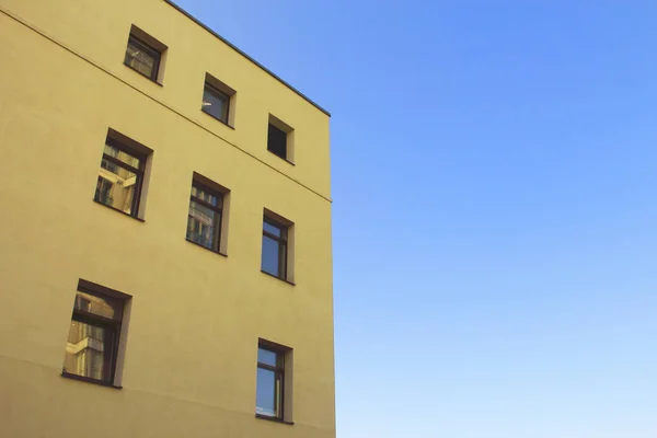 蓝天背景上的黄色现代建筑建筑顶角 — 图库照片