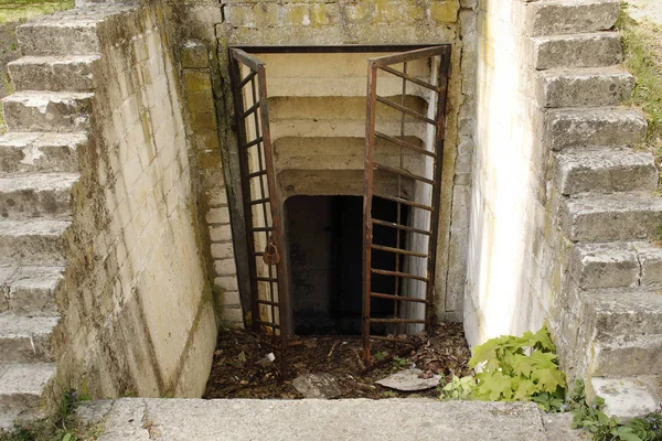 Antigua puerta de metal oxidado con cerradura de entrada abierta al refugio antibombas — Foto de Stock