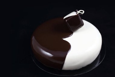 Siyah arka plan üzerinde siyah ve beyaz hindistan cevizi ve haşhaş tohumu kek