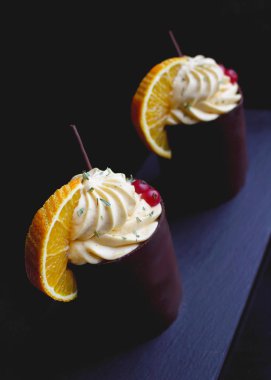 Kırmızı kuş üzümü ve portakal dilimleri ile Kabak mus çikolata modern cupcakes