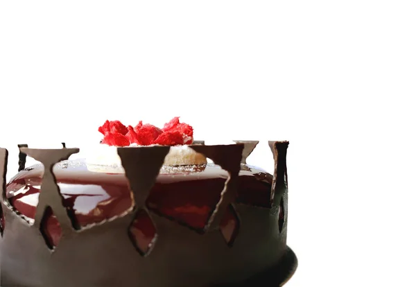 Bolo de chocolate vermelho escuro redondo com borda de chocolate — Fotografia de Stock