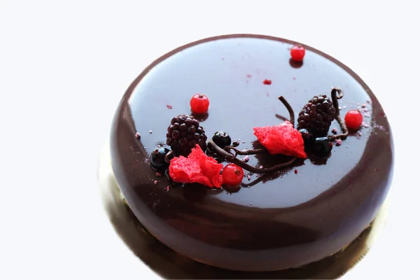 白い背景にベリーと暗いガラスのチョコレートケーキ — ストック写真