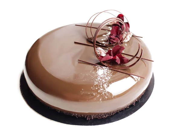 Torta di cioccolato glassato lucido con petali di garofano — Foto Stock