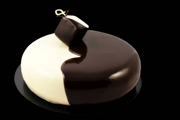 Gâteau de noix de coco et de graines de pavot noir et blanc sur fond noir — Photo