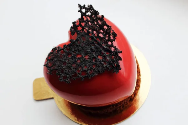 Dessert a forma di cuore rosso con decorazione in pizzo nero — Foto Stock