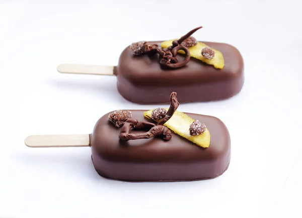 チョコレートの装飾とチョコレートガラスの桃アイスクリームポプシクル — ストック写真