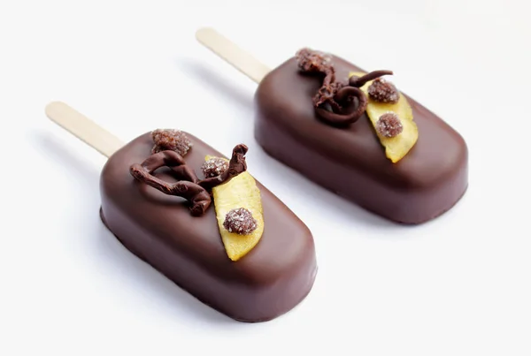 Glaces glacées aux pêches glacées au chocolat avec décoration chocolatée — Photo