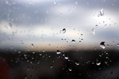 Açık pencere camına büyük yağmur damlaları