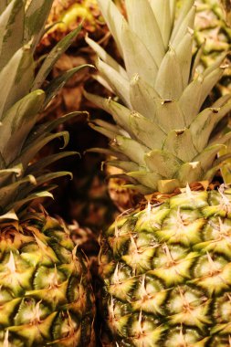 Parlak sarı pazar ışık arka plan yeşil taze ananas