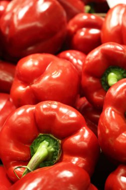 Parlak sarı pazar ışık arka plan yeşil taze ananas