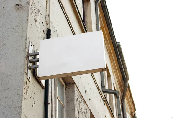 Порожній бізнес знак на старій будівлі з білим небом — стокове фото