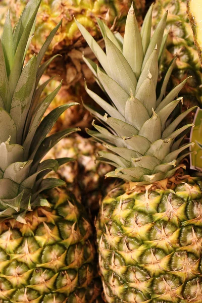 Parlak sarı pazar ışık arka plan yeşil taze ananas