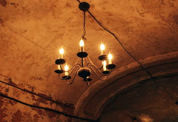 Lustre sur plafond voûté avec ampoules modernes — Photo